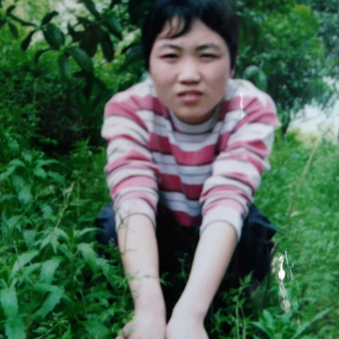路人挽手包容的照片