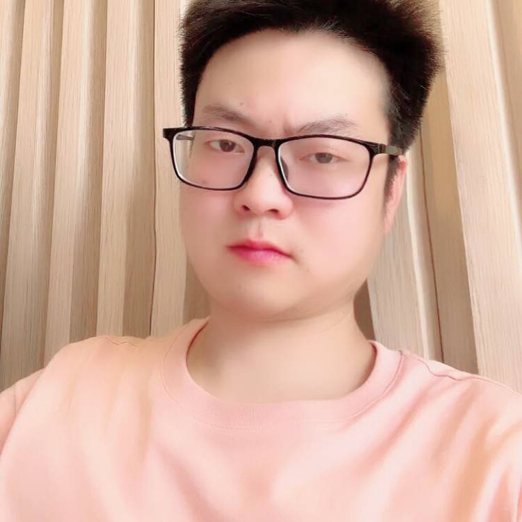 开心浅吻溪流的照片