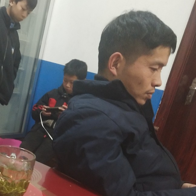 彩色笑水蜜桃的照片