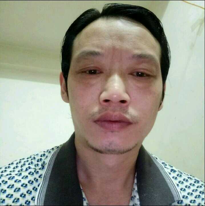美好闻帅哥的照片