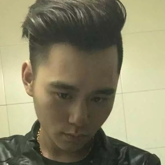 小伙泪了一个人的照片