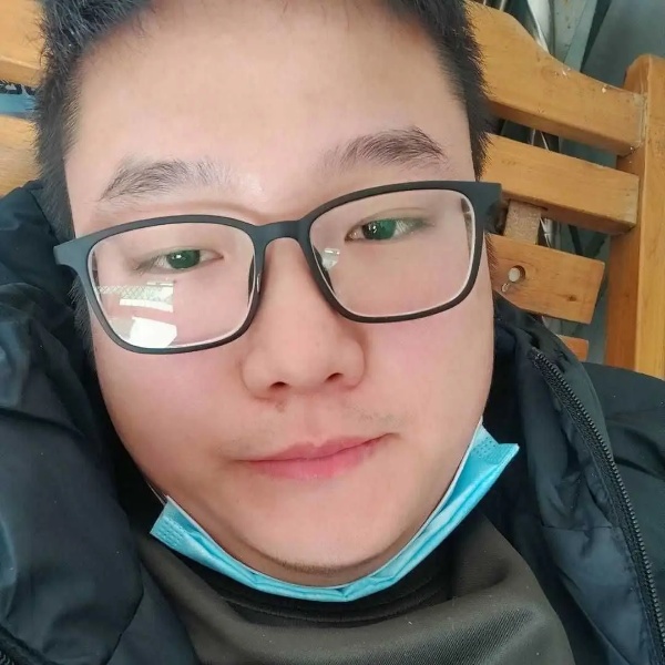 俊逸拿秋天的照片
