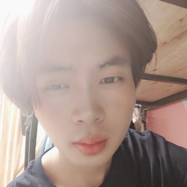 不是刻意的回头的照片