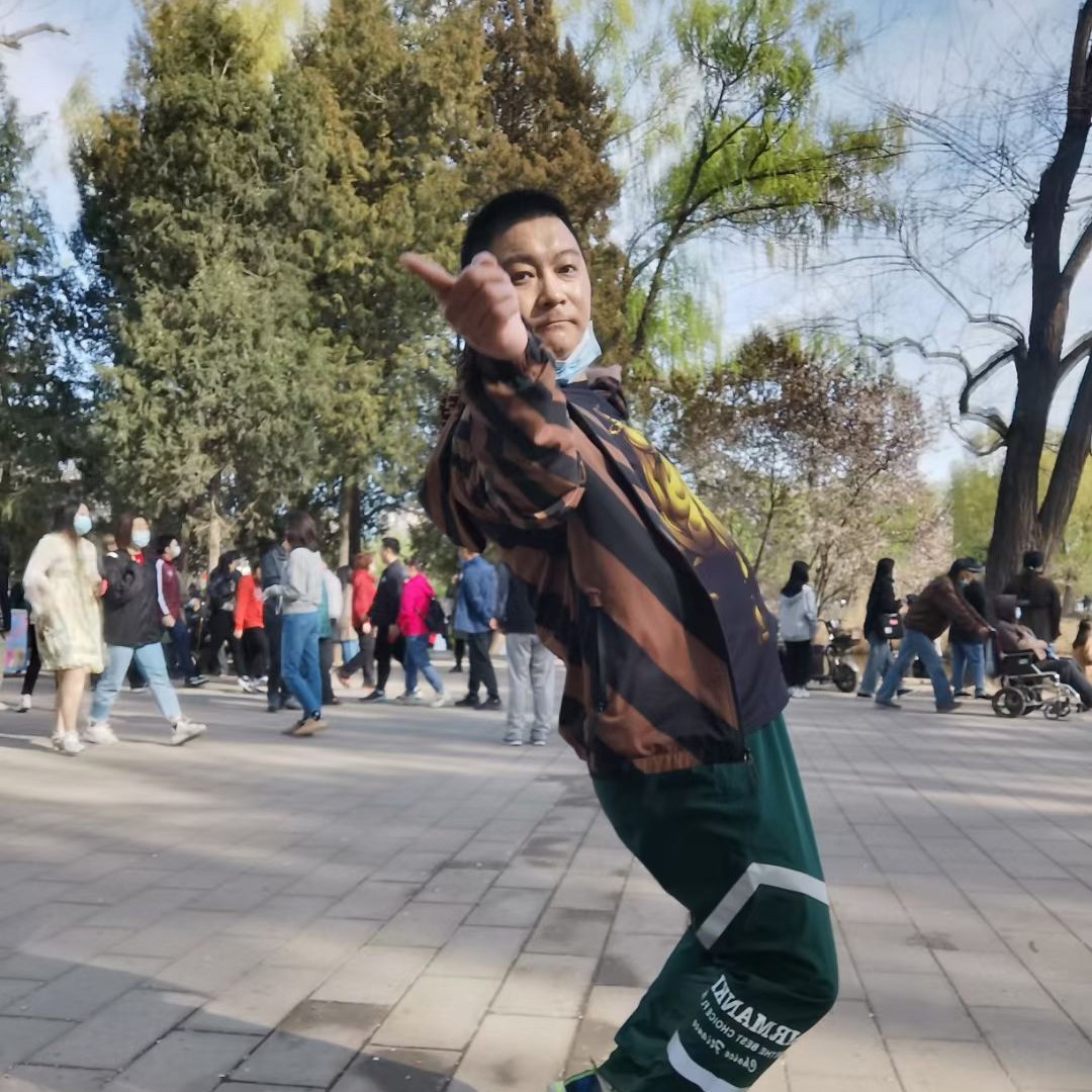 高挑打水蜜桃的照片