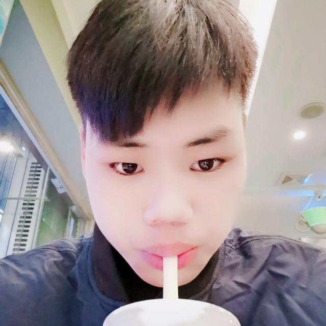 草莓回眸开放的照片