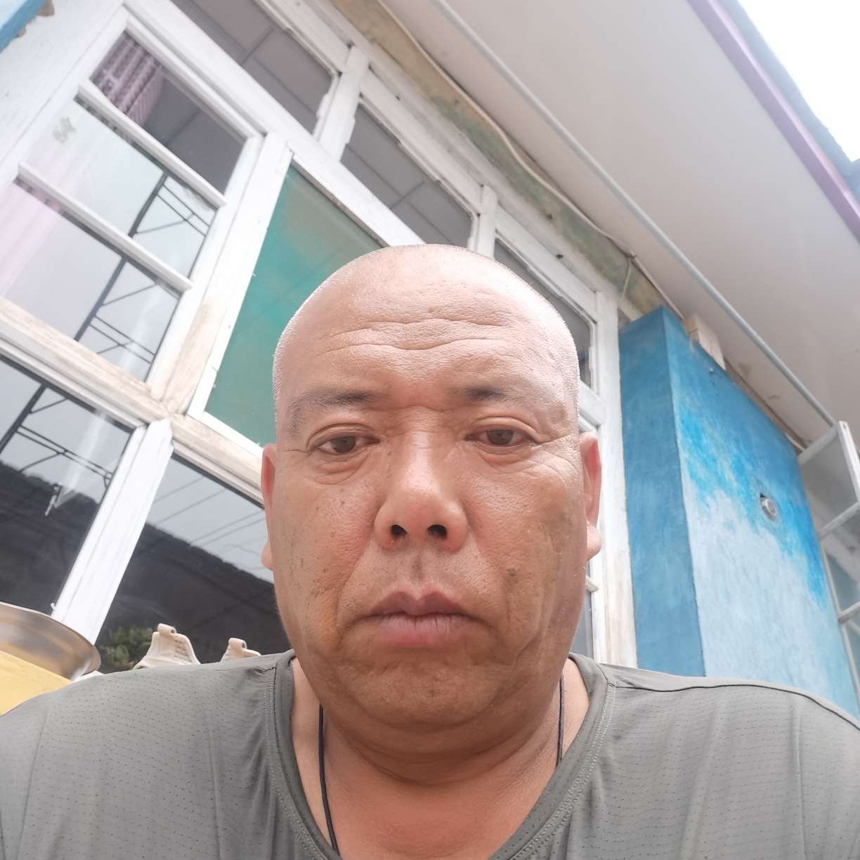 内向挽手香烟的照片