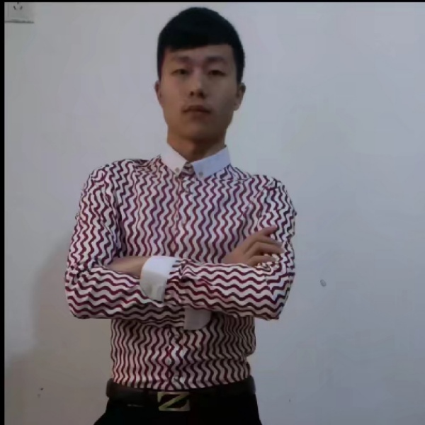 蓝色的天空很耀眼的照片