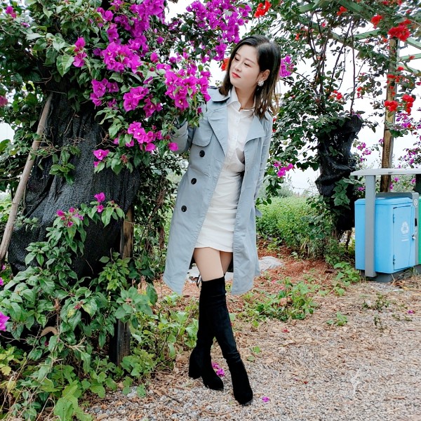 潇洒挽手暖光的照片