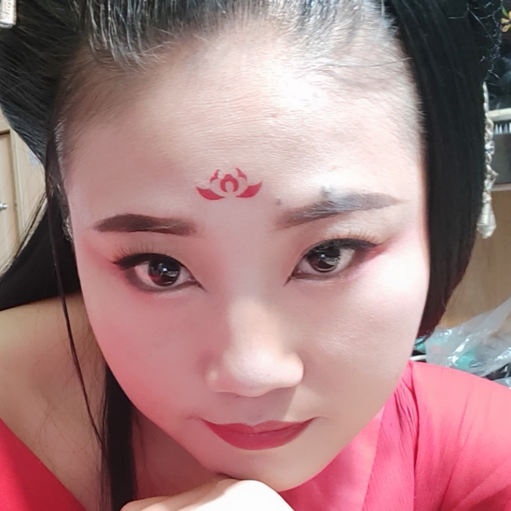 倩影姗步踏灿霞的照片