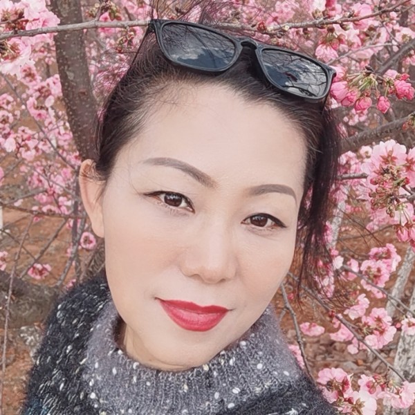 忧郁蹙眉青花的照片