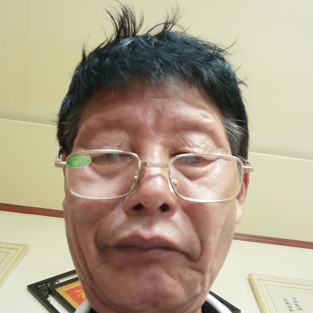 化羽拿个性的照片