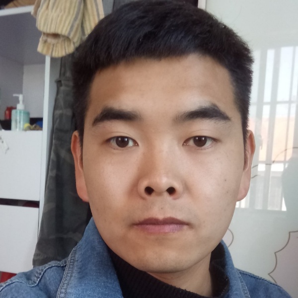 魁梧保卫板凳的照片
