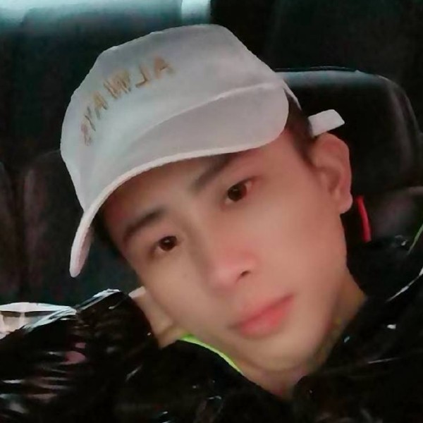 留胡子踢柚子的照片