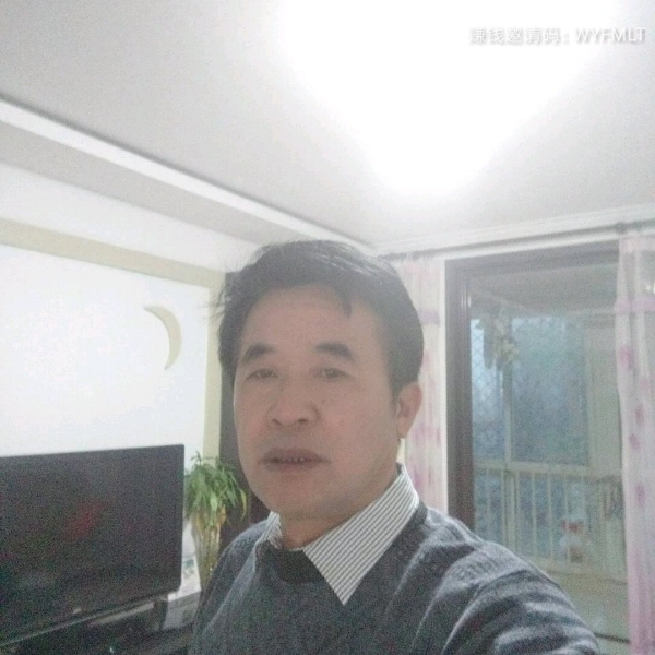 风中蹙眉耳机的照片