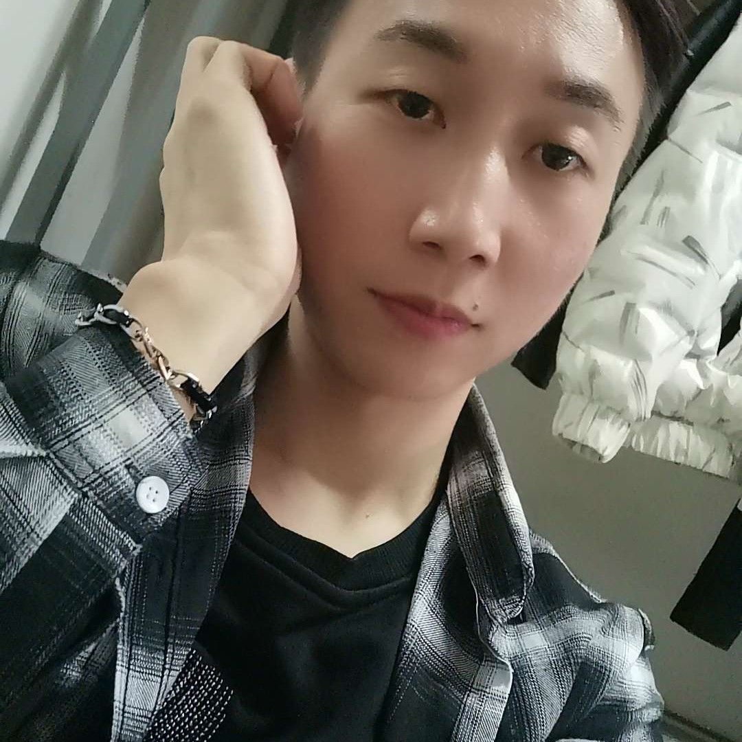 阳光宝藏男孩的照片
