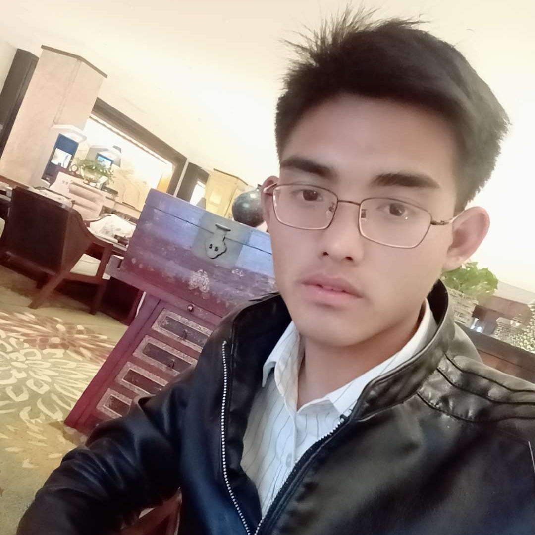 青衫蹙眉怕黑的照片