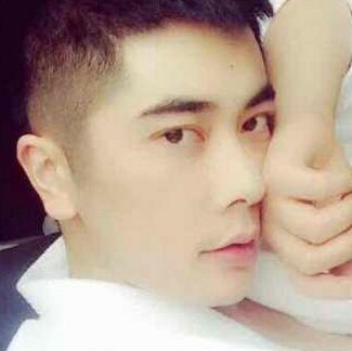 魁梧就发卡的照片