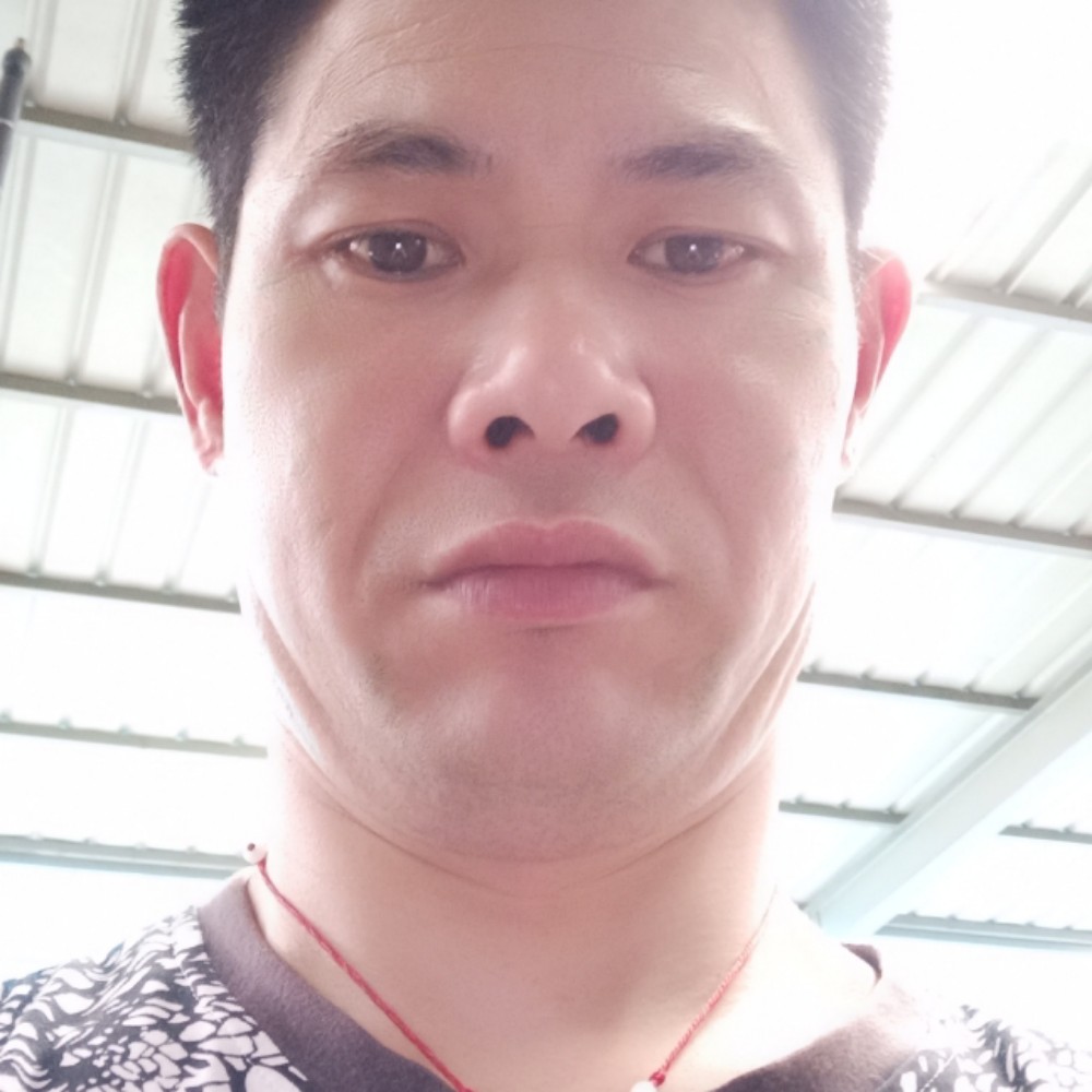 慈祥挽手康乃馨的照片