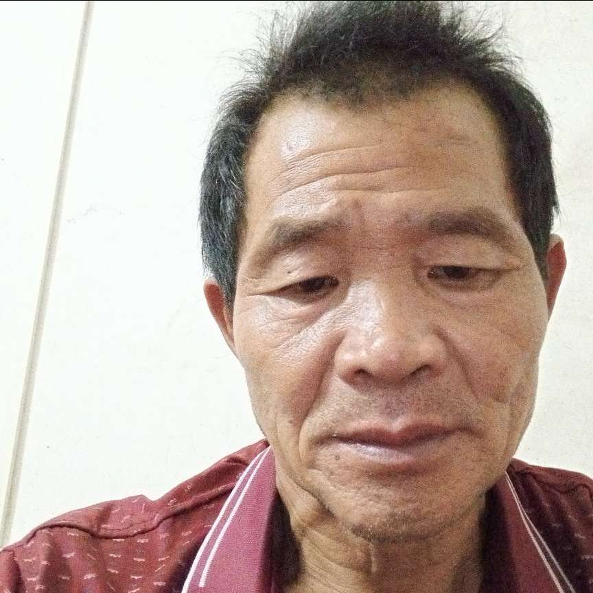 眯眯眼挽手季节的照片