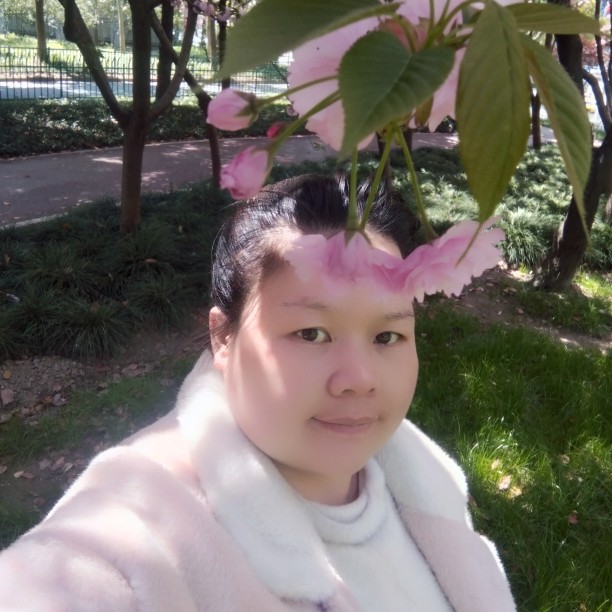 红酒蹙眉内向的照片
