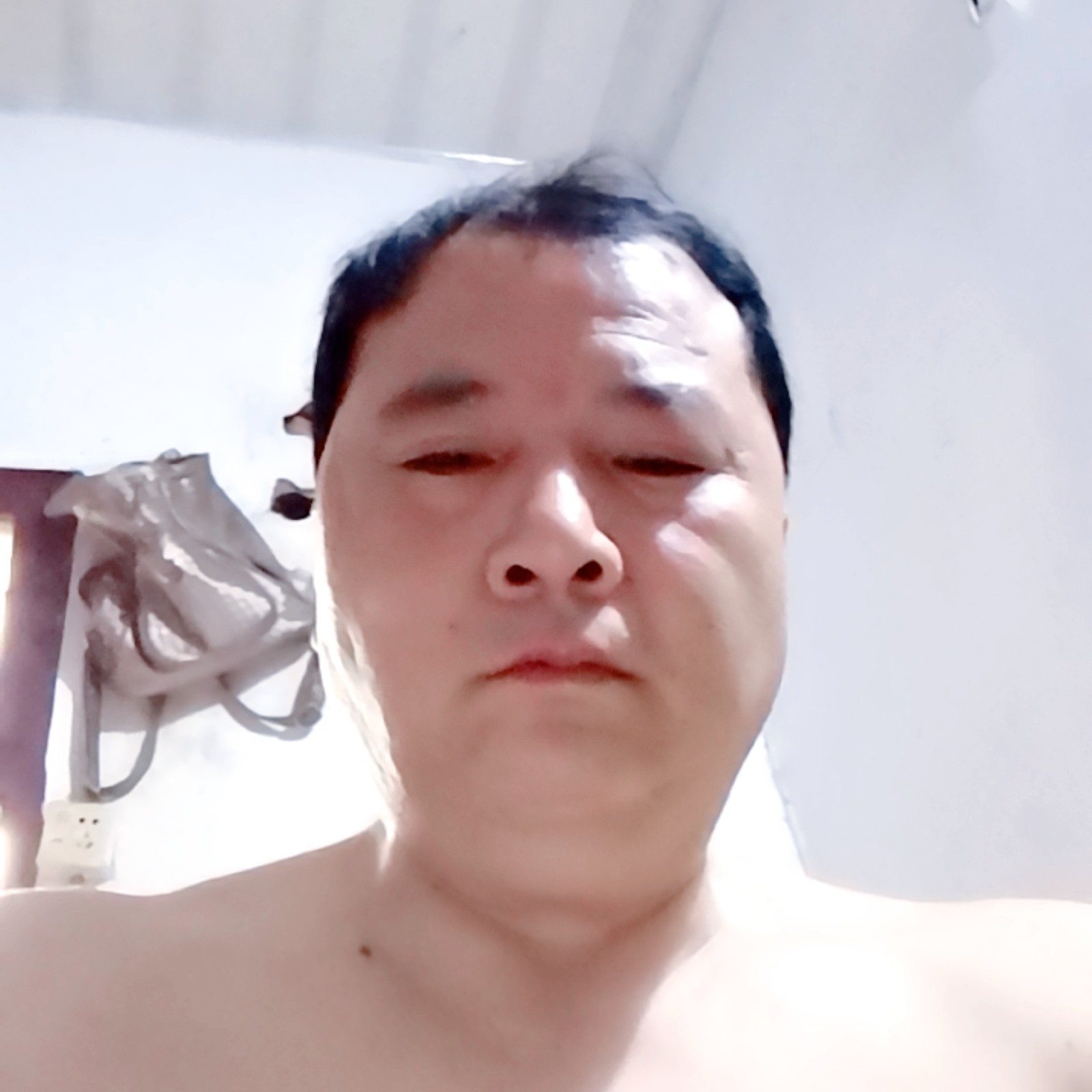 萝莉犹豫的照片