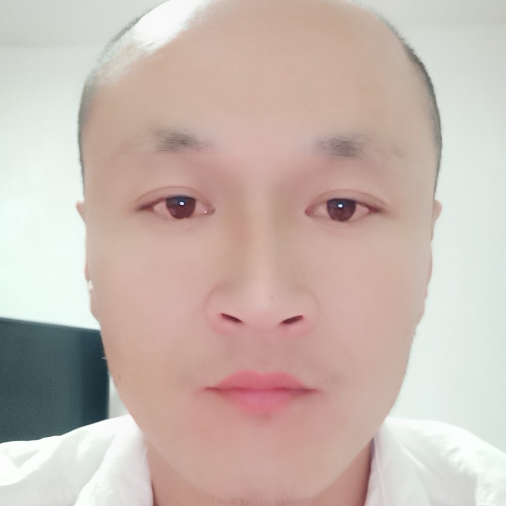 魁梧爱恋灯泡的照片