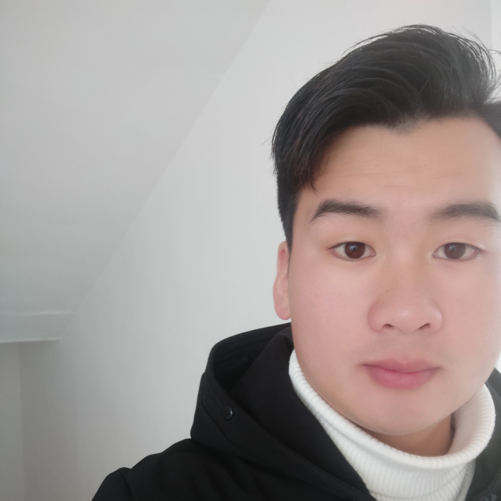 咬一口蛋糕的照片