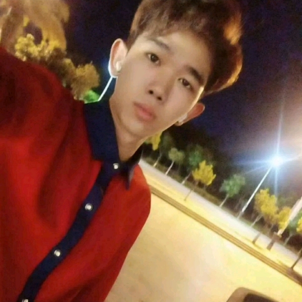 务实爱笑靥的照片
