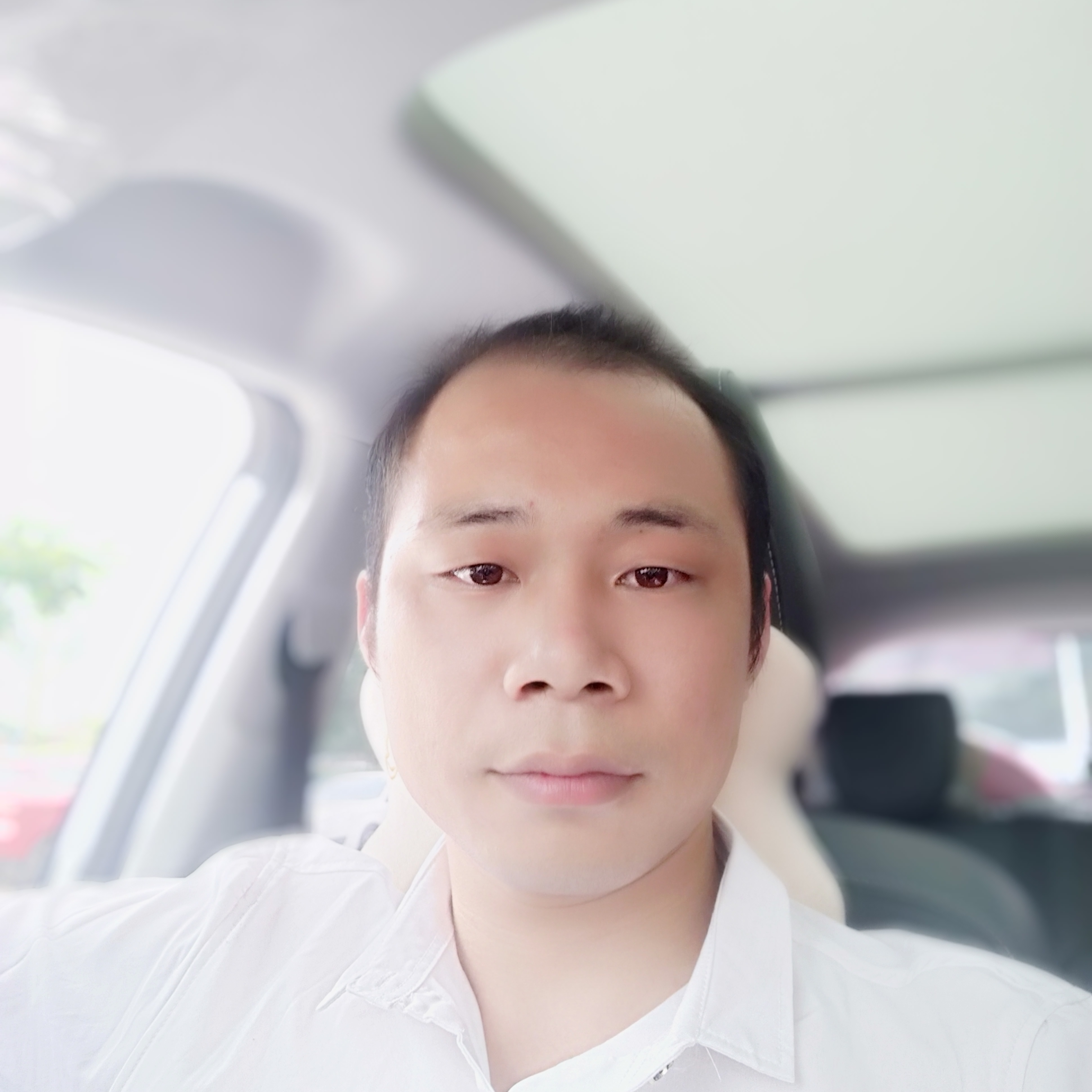 尘宵向魁梧的照片