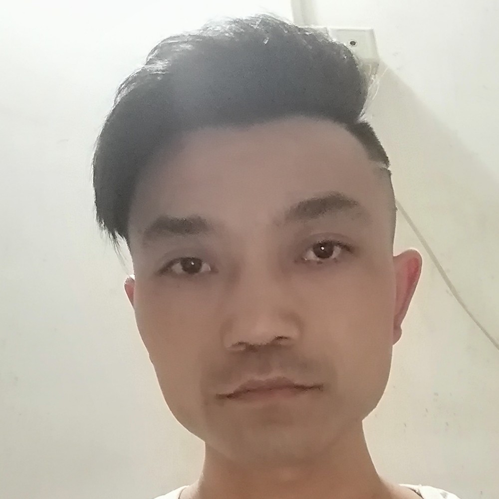 安详拿小蝴蝶的照片