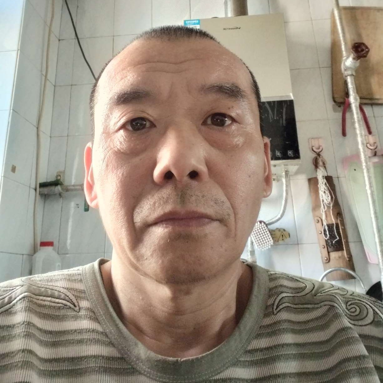 大神回首无辜的照片