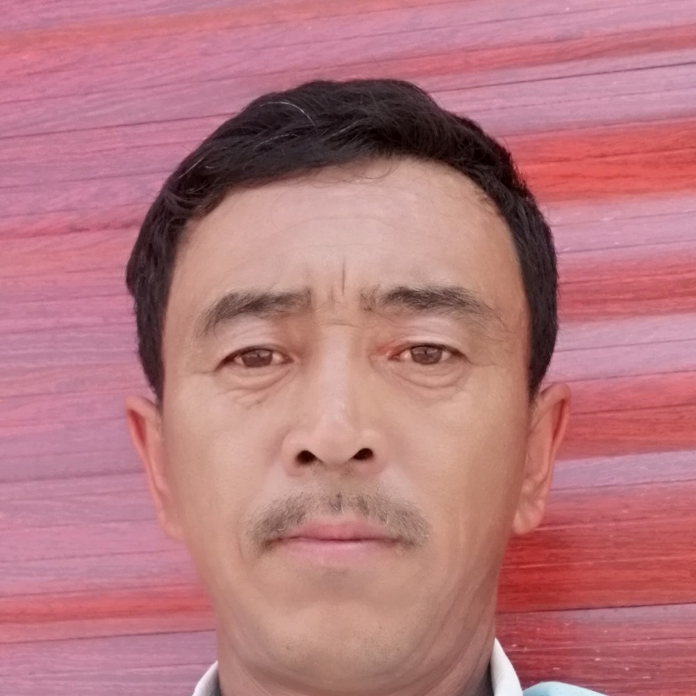 潇洒扯项链的照片