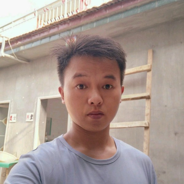 初夏拿皮带的照片