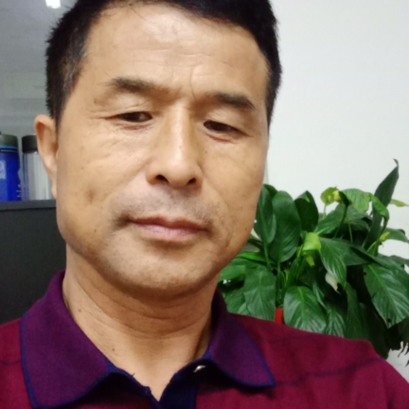 温柔深拥外套的照片