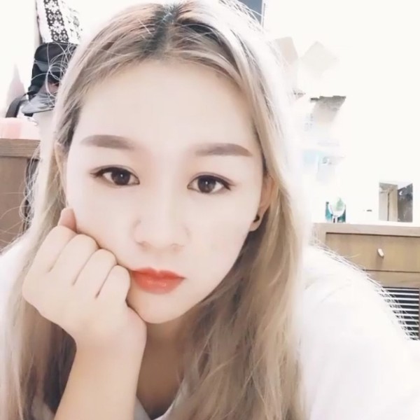 忧心酒窝的照片