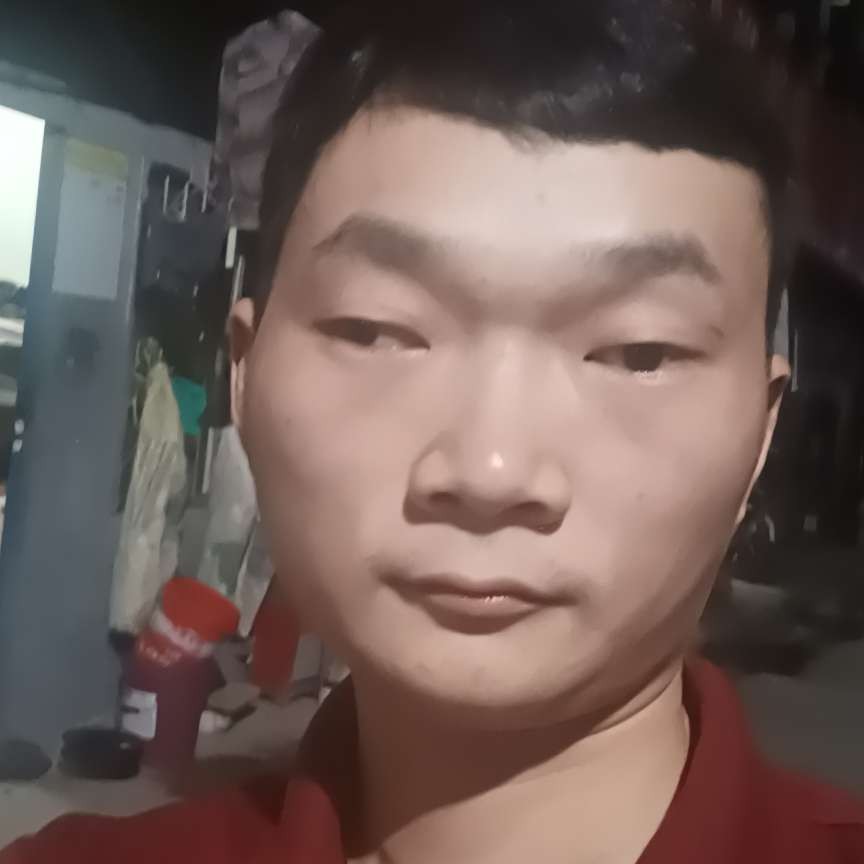 帅气漫步寒风的照片