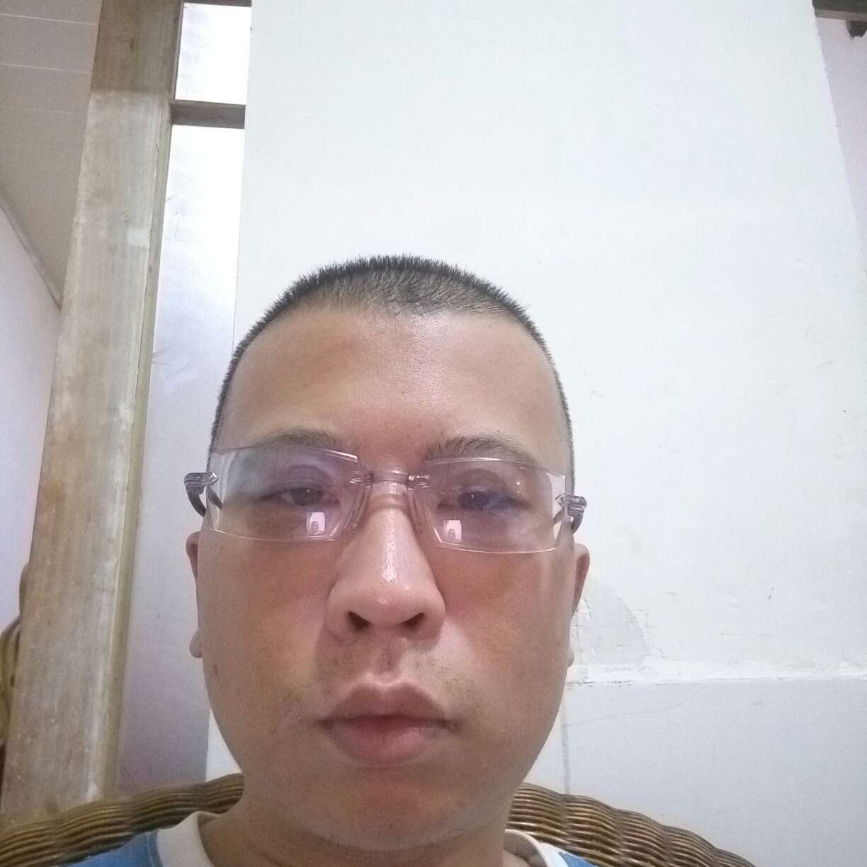 年轻闻龙猫的照片