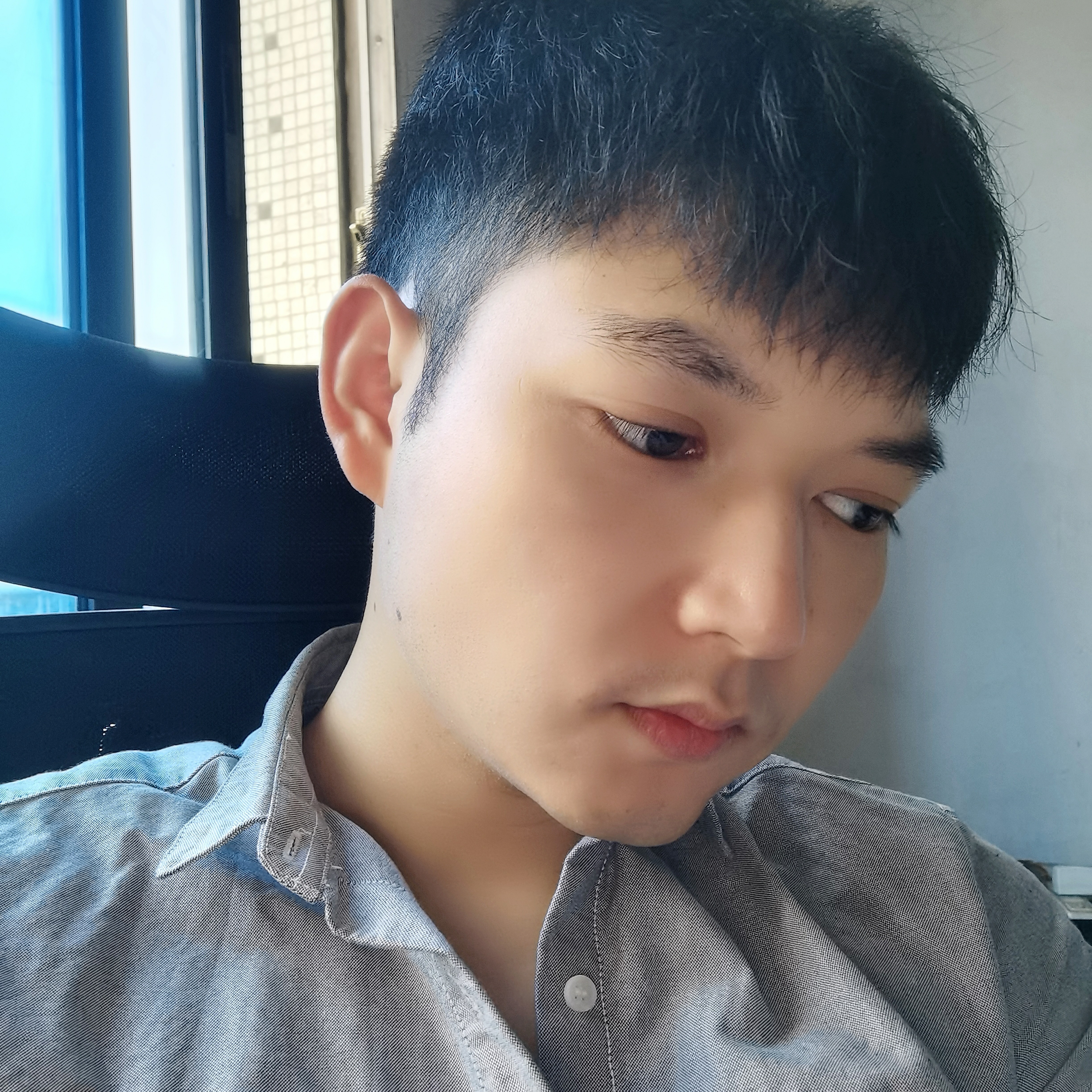 外向踢滑板的照片