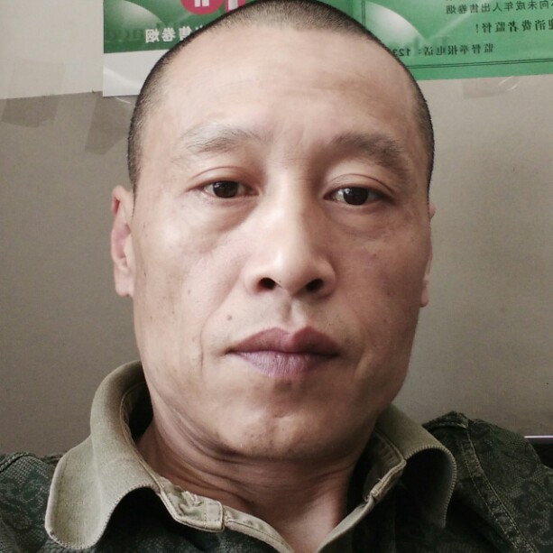 勤奋挽手大叔的照片
