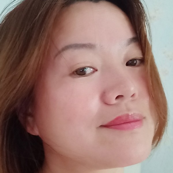 懦弱深拥小松鼠的照片