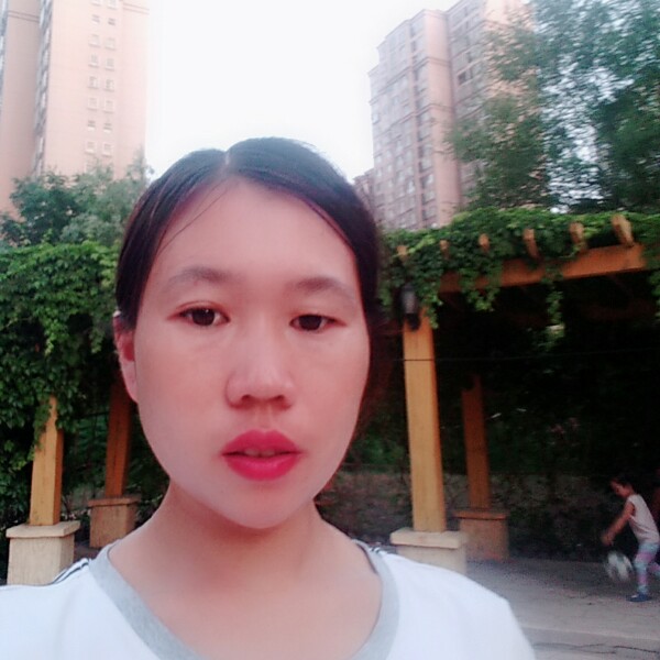 偷偷吻月亮的照片