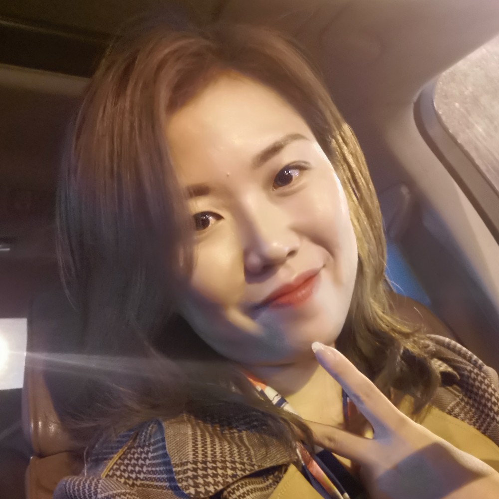 蘩藜回眸搞怪的照片