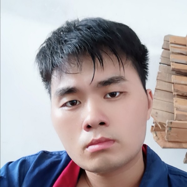 认真吃醋戒指的照片