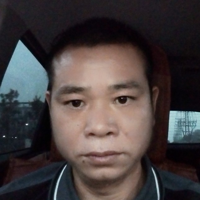 害羞深拥小白菜的照片