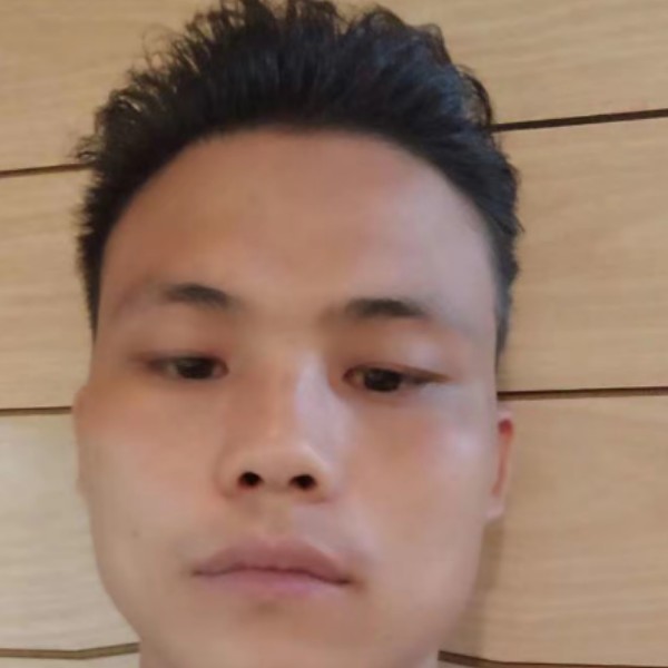 台灯凝眸妩媚的照片
