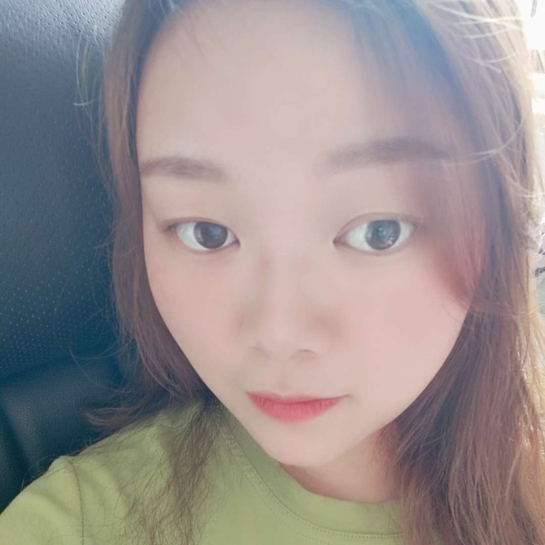 少女相许鲤鱼的照片