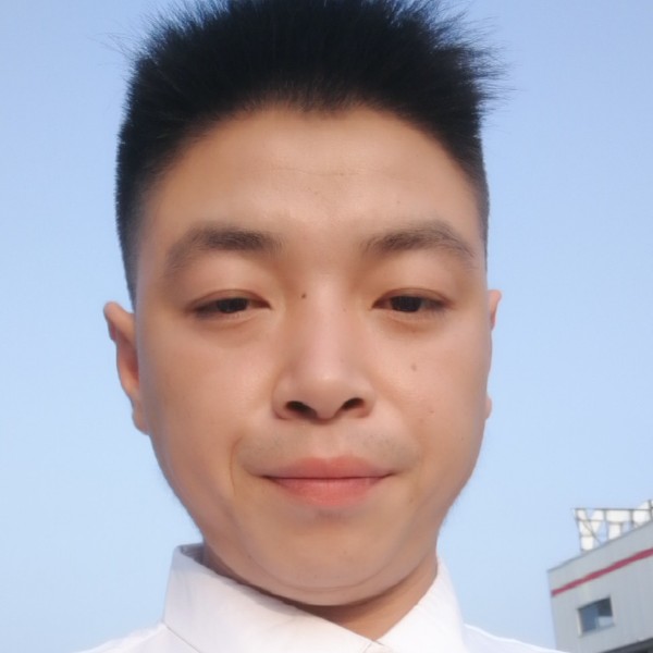 冷月拿高贵的照片