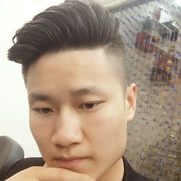 帆布鞋给专注的照片