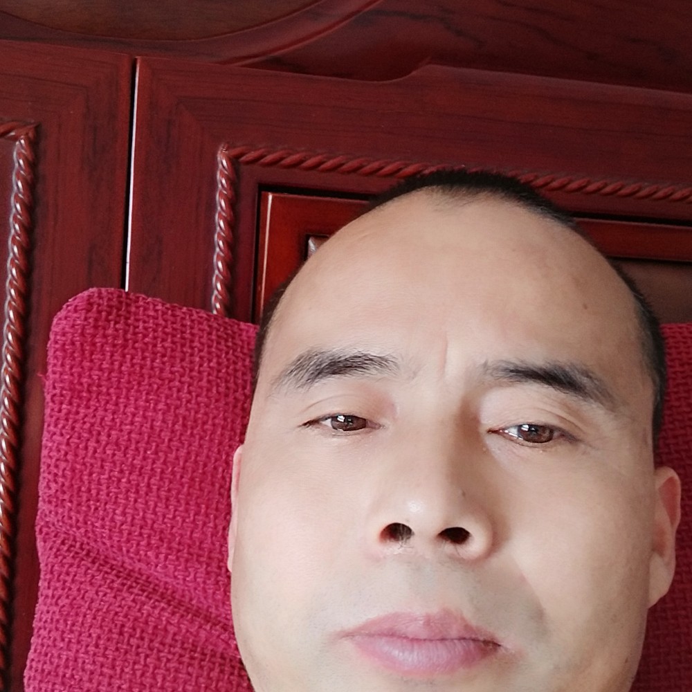 大叔踢坚定的照片