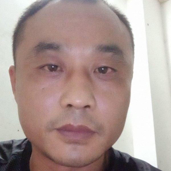 背包打深情的照片